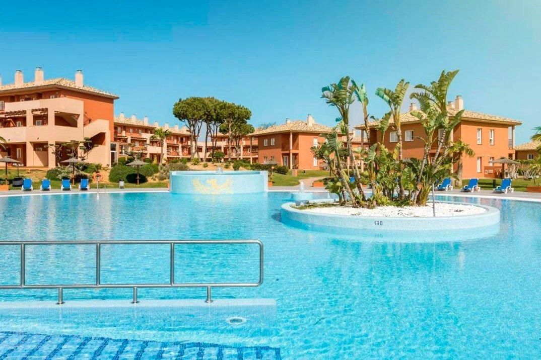 Schwimmbecken von Wohnungen zum Verkauf in Chiclana de la Frontera mit Klimaanlage, Privatgarten und Terrasse