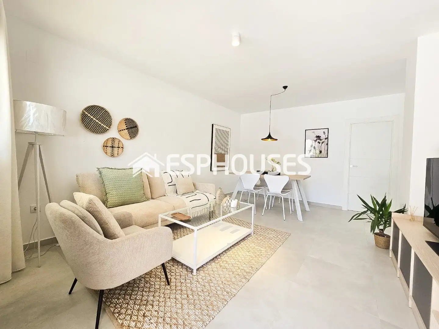 Wohnzimmer von Dachboden zum Verkauf in Cox mit Terrasse, Balkon und Gemeinschaftspool