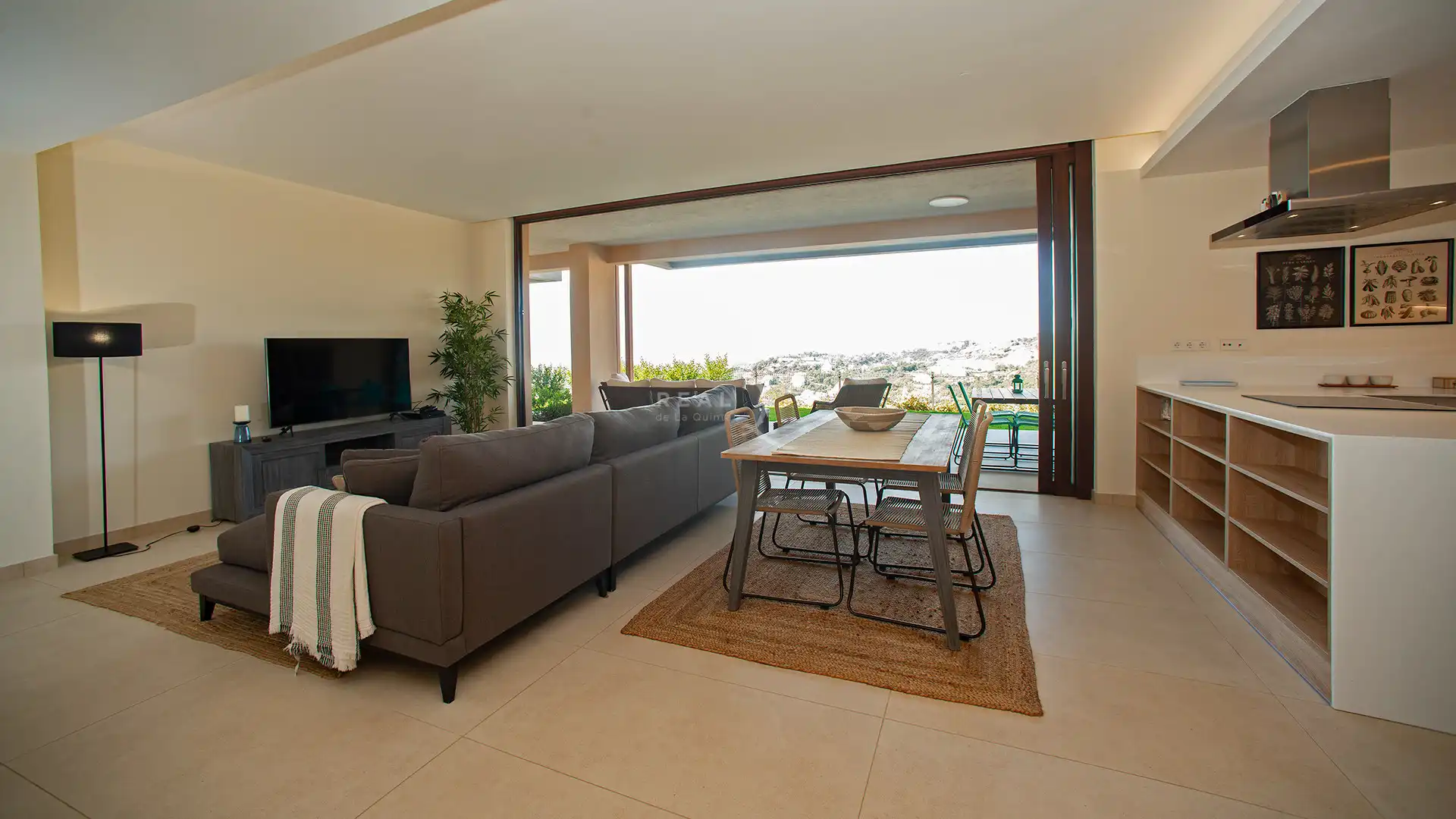 Sala de estar de Piso de alquiler en Benahavís con Aire acondicionado, Calefacción y Jardín privado