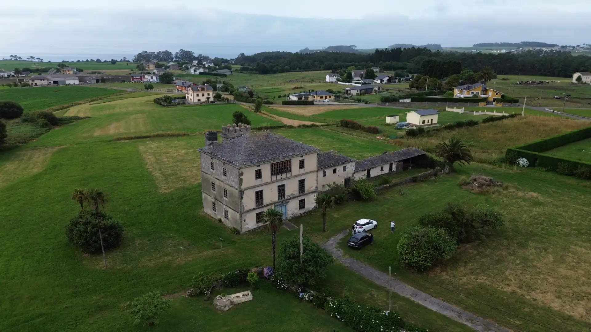 Vista exterior de Casa o xalet en venda en Coaña amb Jardí privat, Traster i Moblat