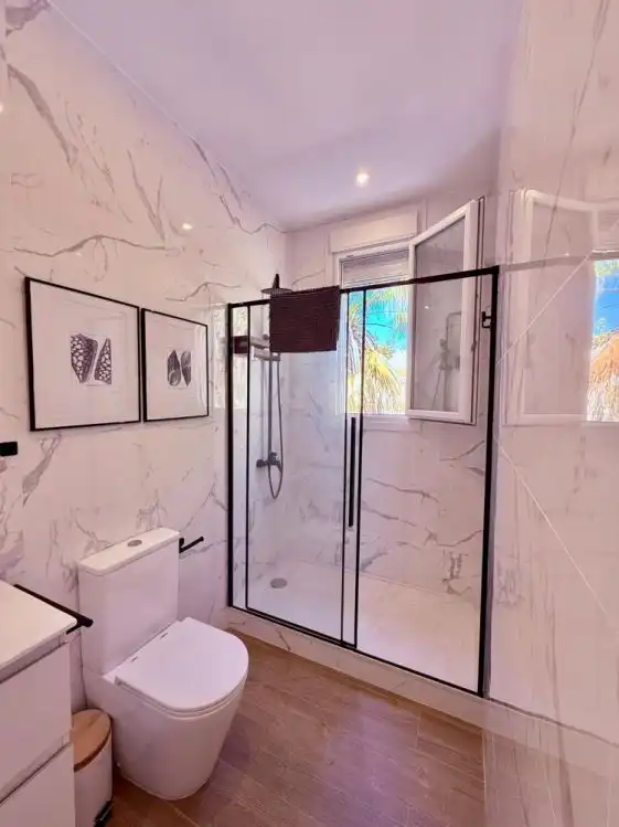 Bany de Casa o xalet en venda en Vélez-Málaga amb Aire condicionat, Calefacció i Jardí privat