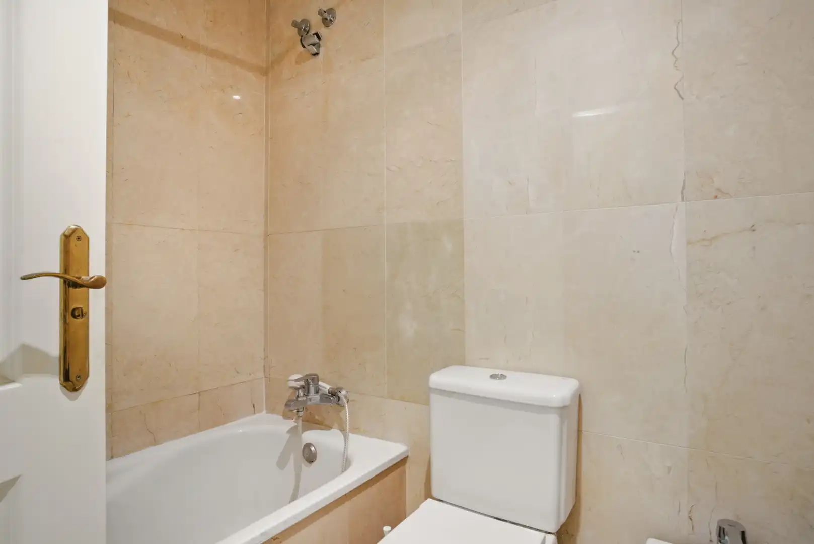 Bany de Planta baixa en venda en Marbella amb Aire condicionat, Jardí privat i Terrassa
