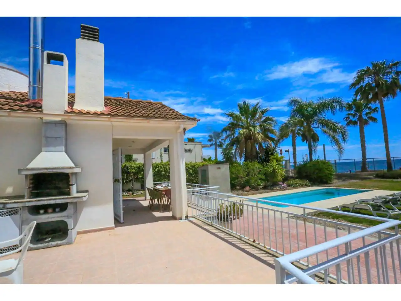 Vista exterior de Casa o xalet en venda en Cambrils amb Aire condicionat, Jardí privat i Parquet