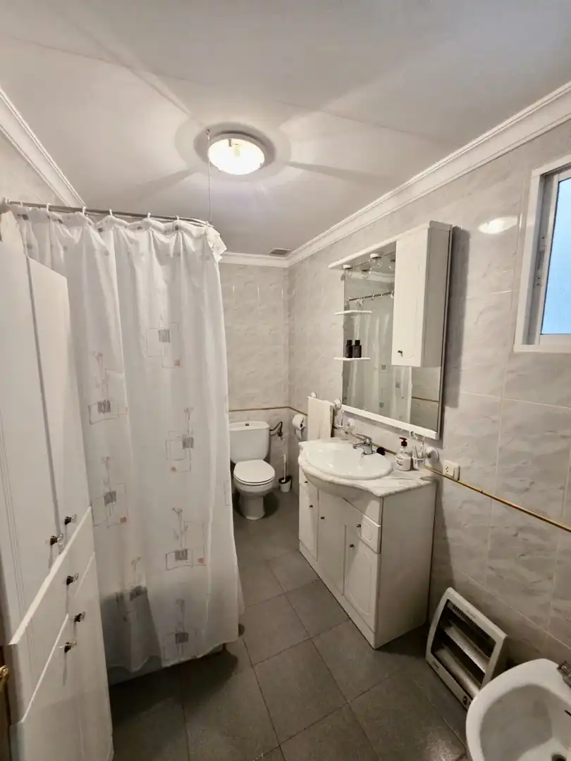 Baño de Casa adosada en venta en Lora del Río con Aire acondicionado y Trastero