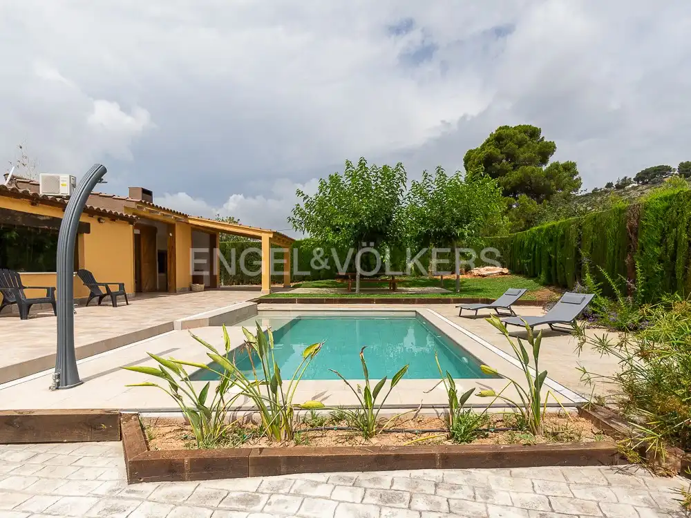 Piscina de Casa o chalet de alquiler en Torrent con Aire acondicionado, Calefacción y Jardín privado