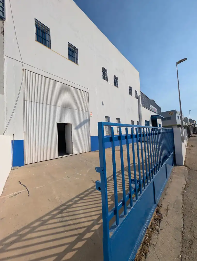 Vista exterior de Nave industrial de alquiler en Benacazón