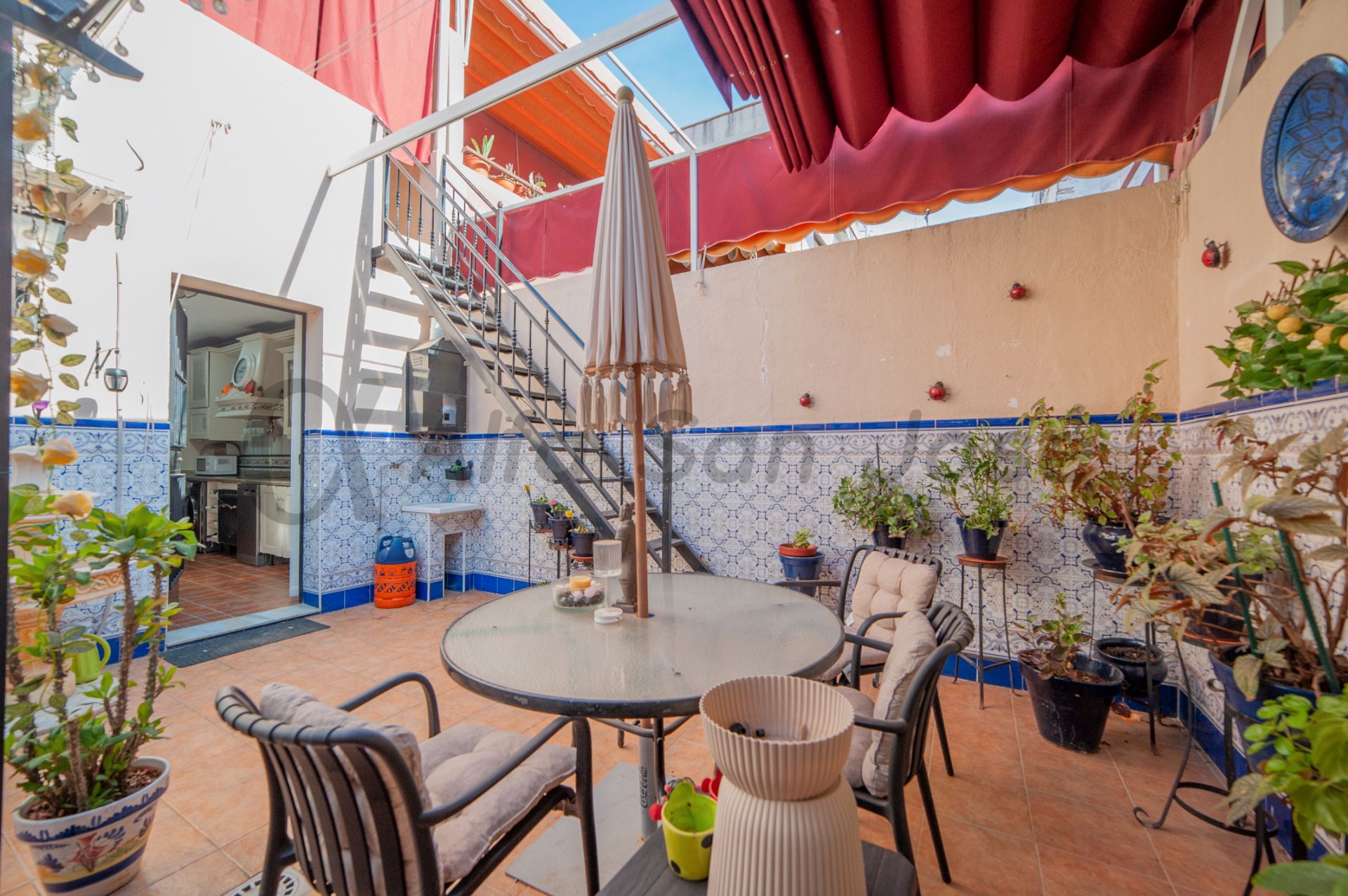 Terrassa de Casa adosada en venda en La Rinconada amb Aire condicionat