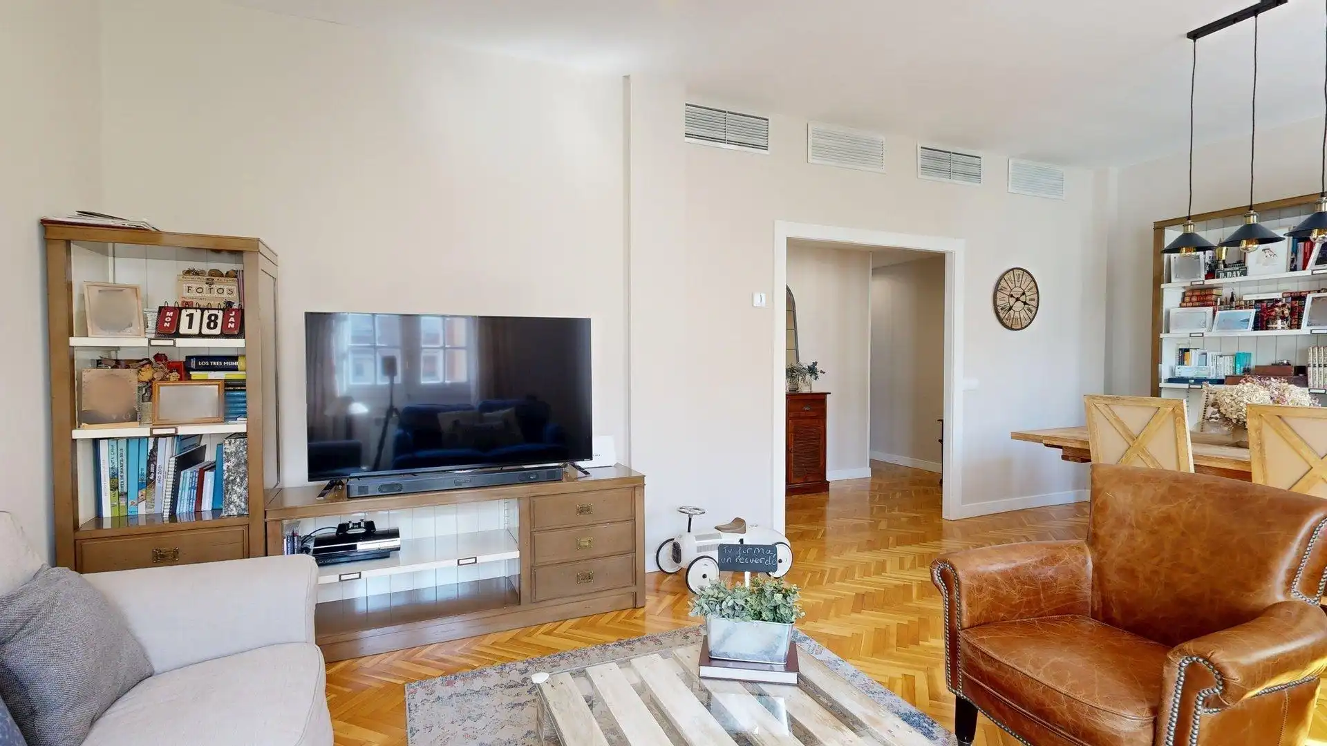 Living room of Flat for sale in Zaragoza  with Air Conditioner, Heating and Parquet flooring