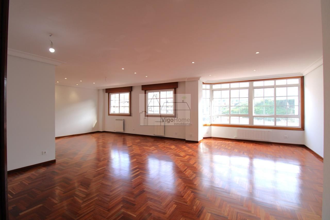 Sala d'estar de Pis en venda en Vigo  amb Calefacció, Parquet i Traster