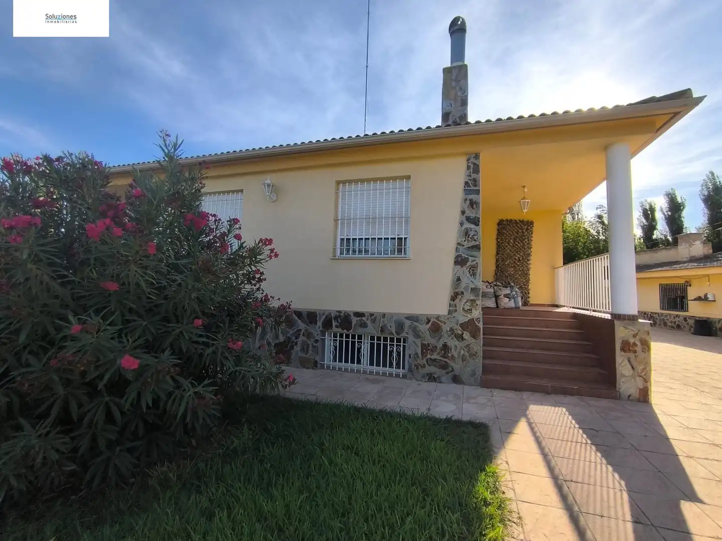 Vista exterior de Casa o xalet en venda en Albacete amb Aire condicionat, Calefacció i Jardí privat