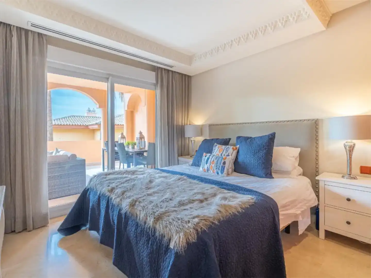 Dormitori de Apartament de lloguer en Marbella amb Aire condicionat, Piscina i Balcó