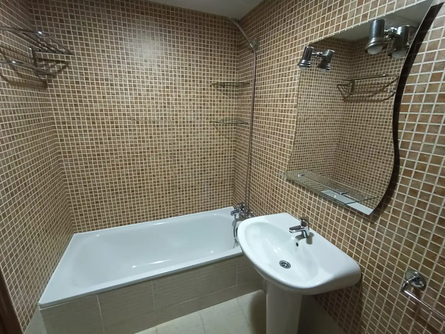 Badezimmer von Wohnungen zum Verkauf in Narón mit Möbliert