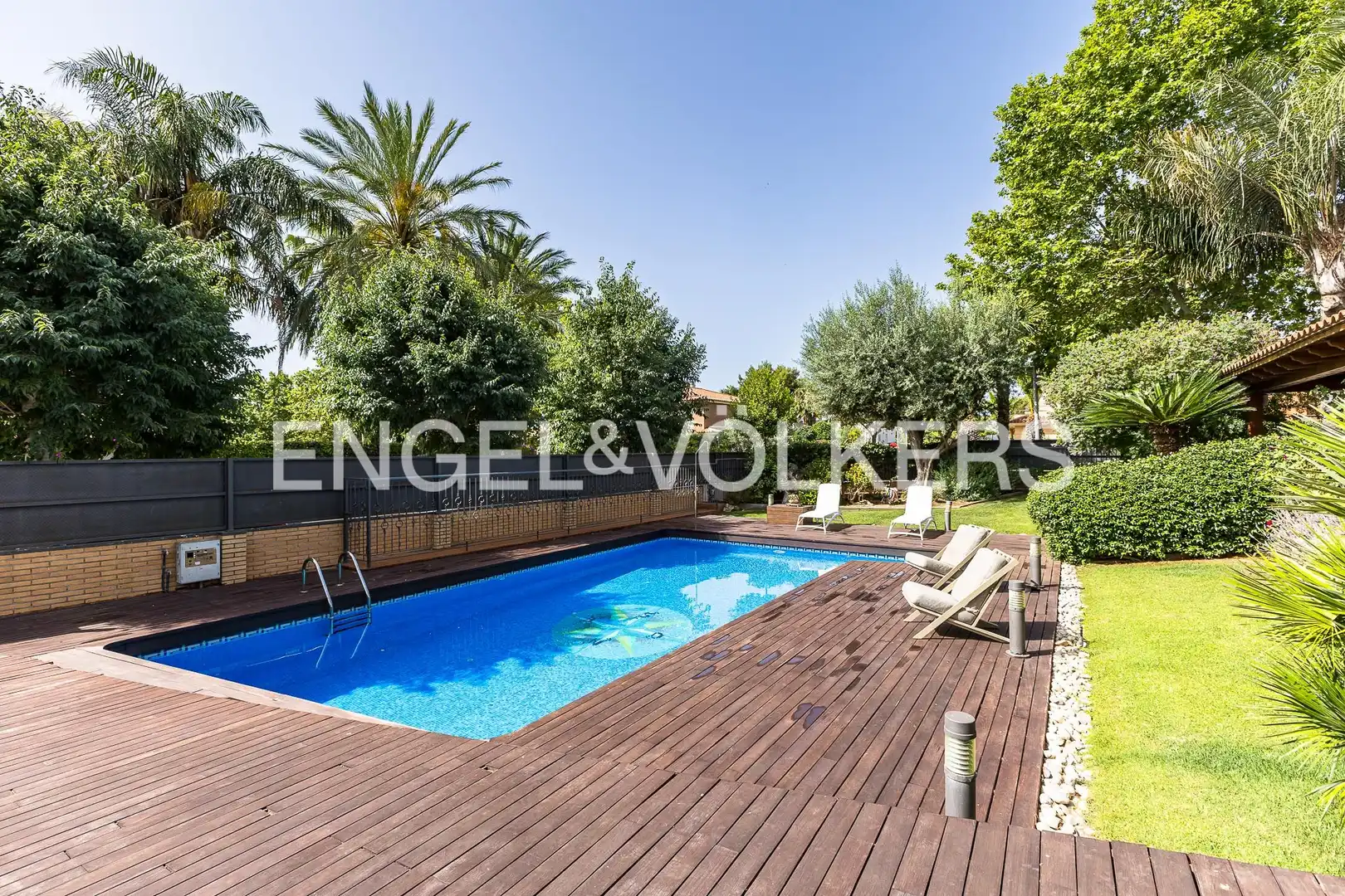 Swimming pool of Country homes for sale in Vilanova i la Geltrú  with Air Conditioner, Heating and Private garden