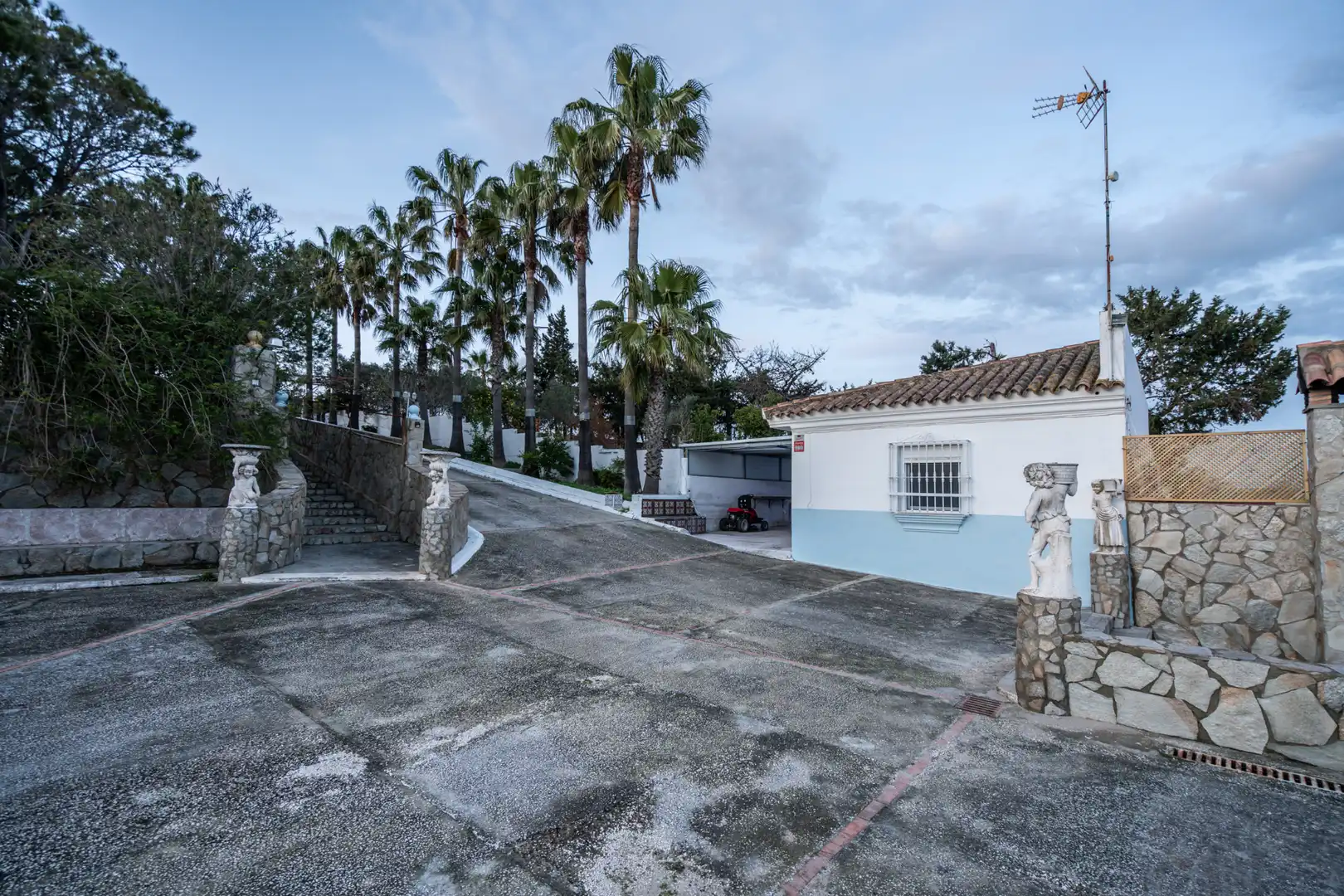 Vista exterior de Casa o xalet en venda en Chiclana de la Frontera amb Aire condicionat, Calefacció i Jardí privat