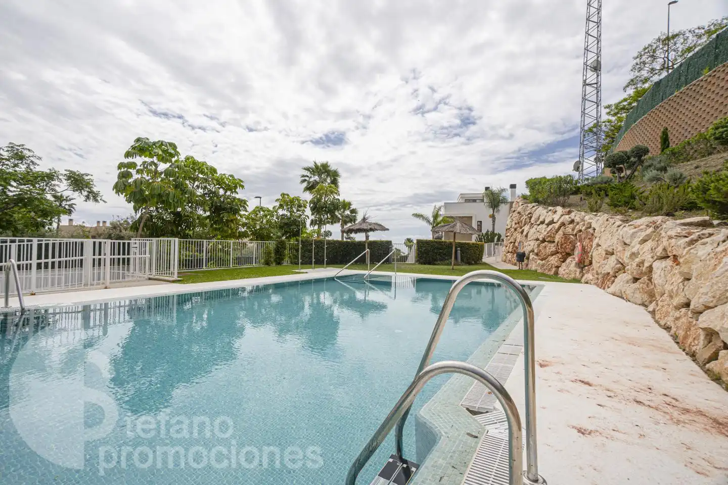 Piscina de Casa adosada en venta en Málaga con Aire acondicionado, Calefacción y Jardín privado
