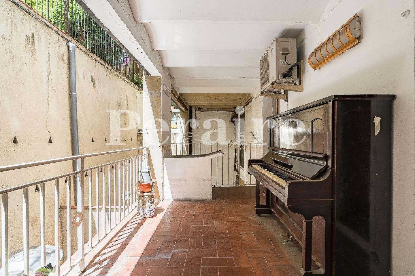 Außenansicht von Wohnung zum Verkauf in  Barcelona Capital mit Klimaanlage, Terrasse und Balkon