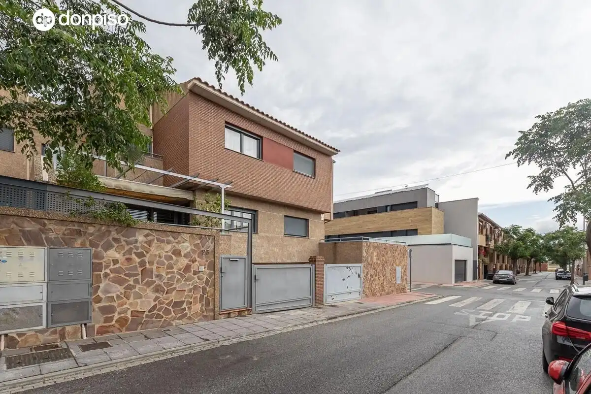 Vista exterior de Casa adosada en venta en Armilla con Calefacción, Terraza y Amueblado