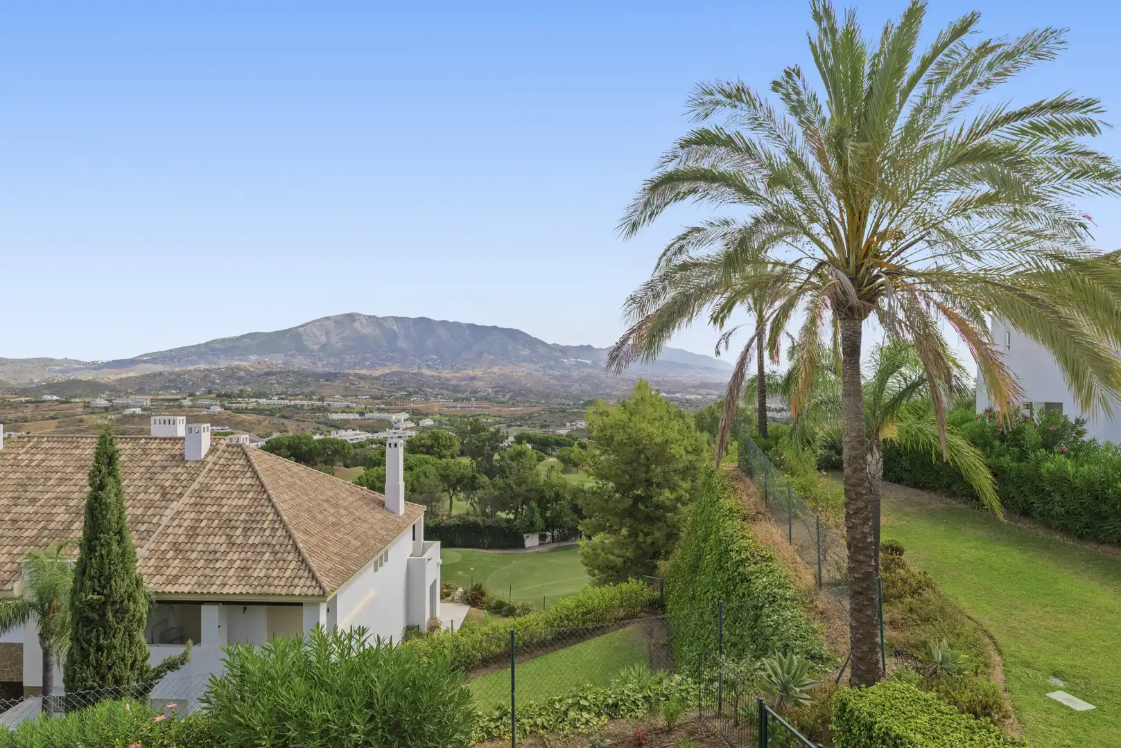 Außenansicht von Einfamilien-Reihenhaus zum Verkauf in Mijas mit Klimaanlage, Privatgarten und Terrasse