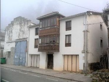 Casa aparellada amb jardí en venda a Riotuerto