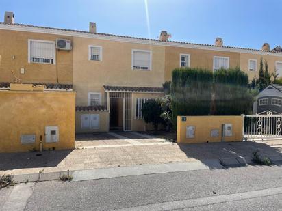 Vista exterior de Casa adosada en venda en L'Alfàs del Pi amb Aire condicionat i Terrassa