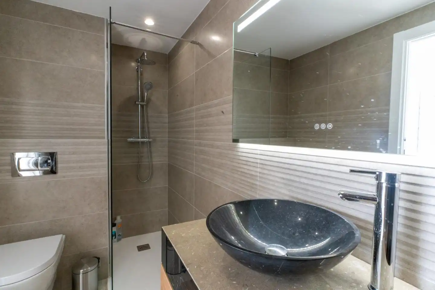 Badezimmer von Wohnung zum Verkauf in Santa Pola mit Klimaanlage, Heizung und Terrasse
