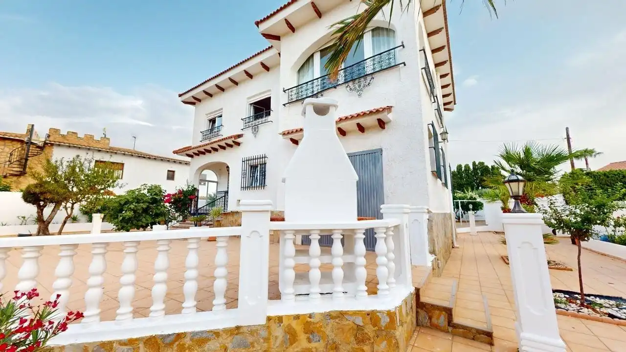 Vista exterior de Casa o xalet en venda en L'Alfàs del Pi amb Jardí privat, Terrassa i Traster