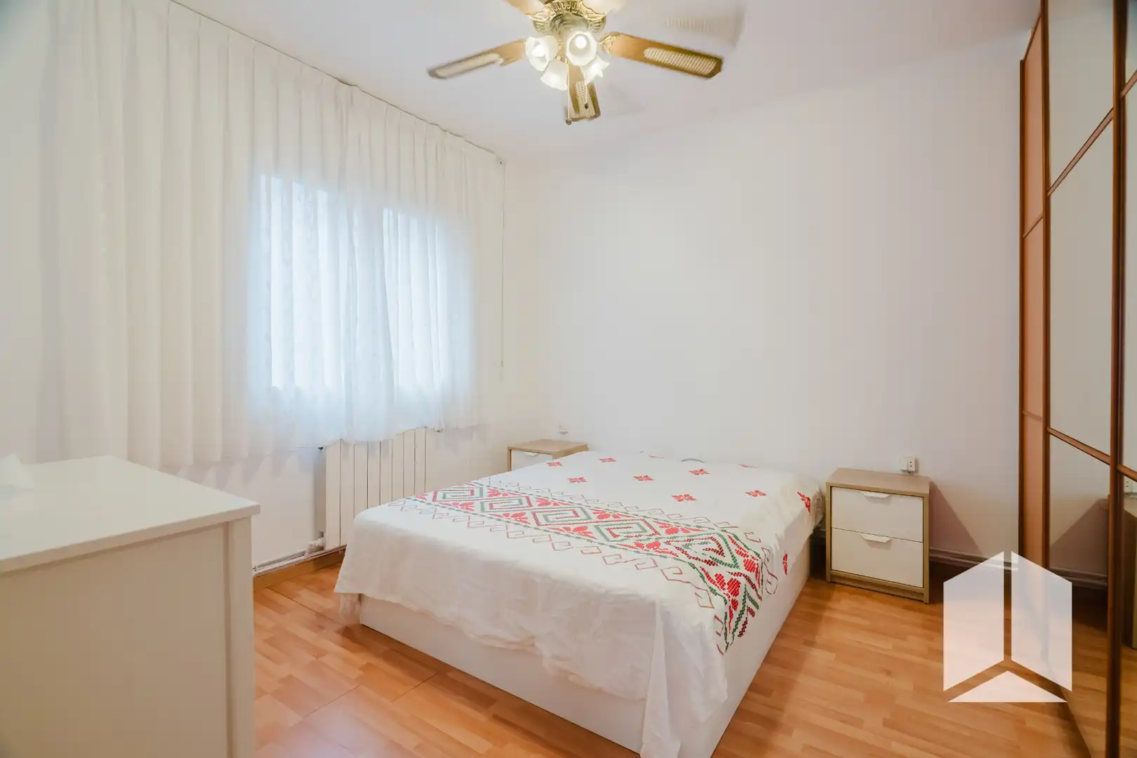 Piso con terraza en venta en Castell - Poble Vell, imagen 4