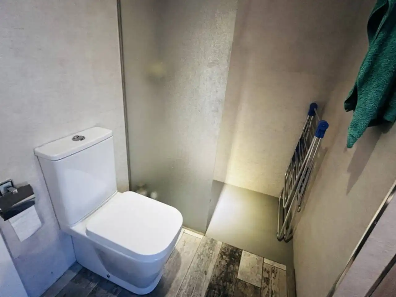 Baño de Piso de alquiler en Almuñécar con Aire acondicionado, Terraza y Amueblado