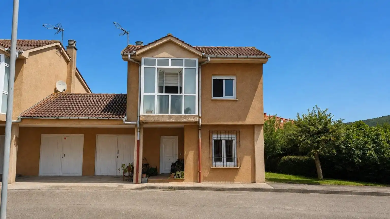 Vista exterior de Casa adosada en venta en Ribamontán al Mar con Calefacción, Jardín privado y Amueblado