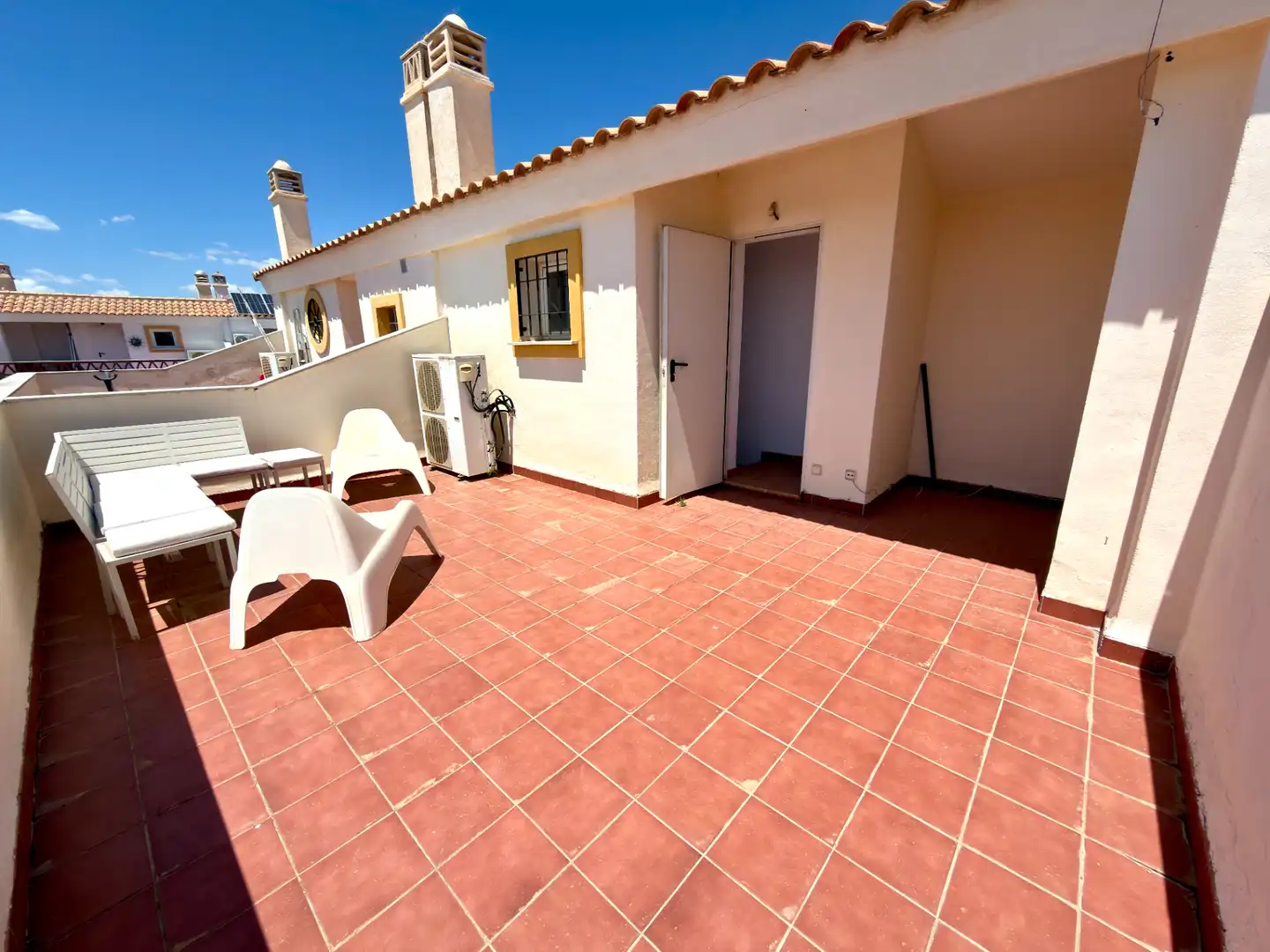 Terrasse von Einfamilien-Reihenhaus zum Verkauf in Rincón de la Victoria mit Ofen, Balkon und Gemeinschaftspool