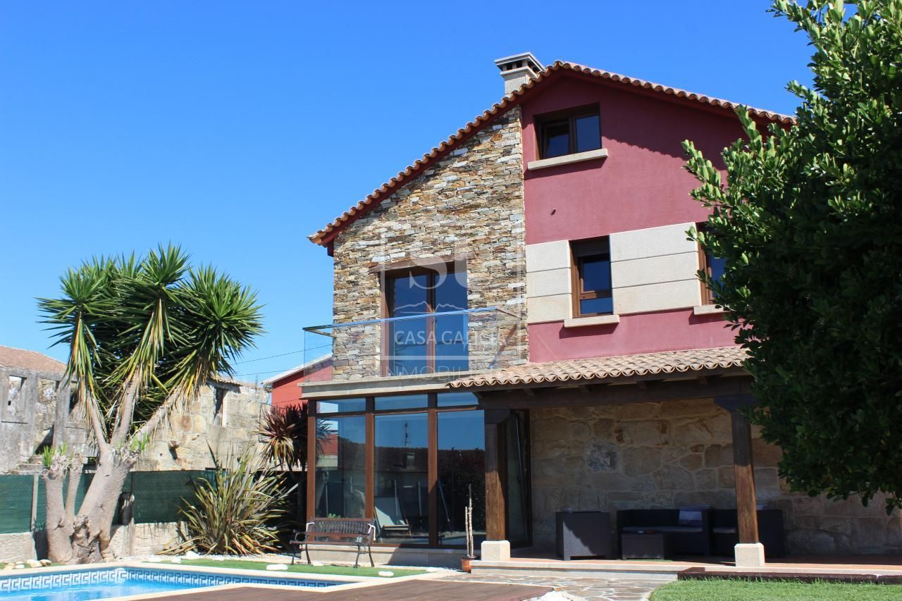 Vista exterior de Casa o xalet en venda en Nigrán amb Calefacció, Jardí privat i Terrassa