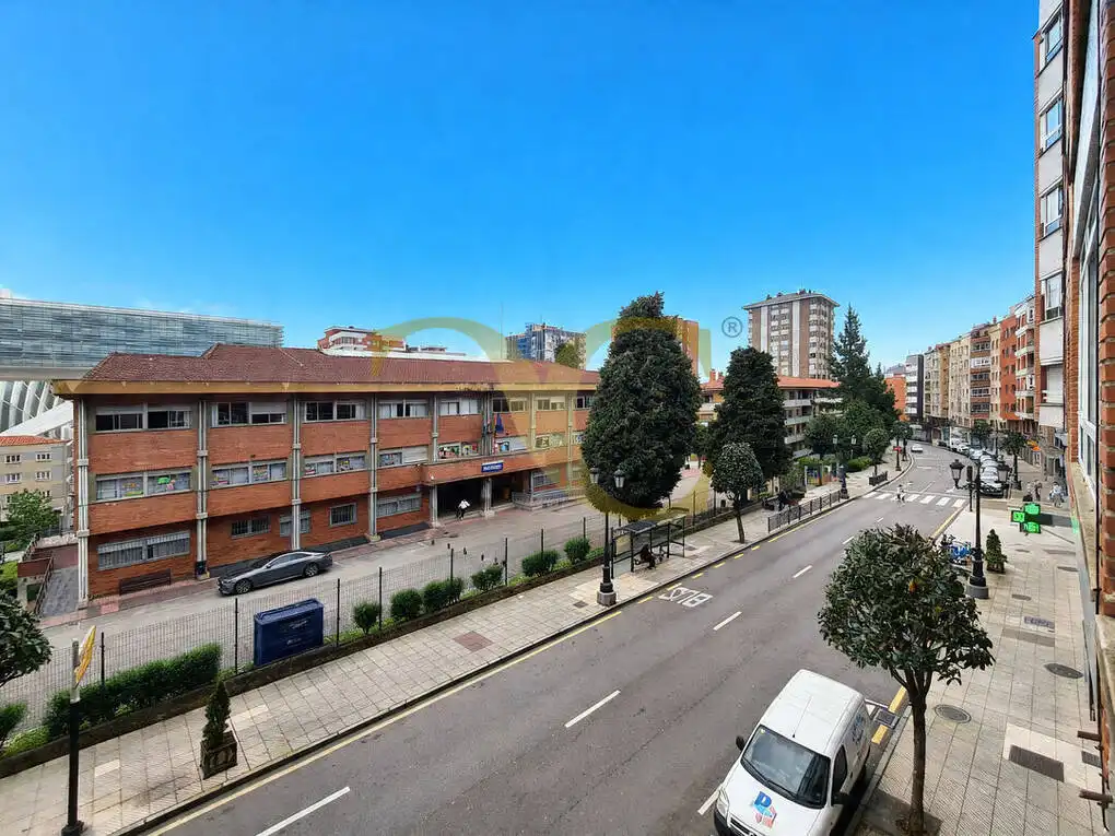 Vista exterior de Pis en venda en Oviedo  amb Calefacció