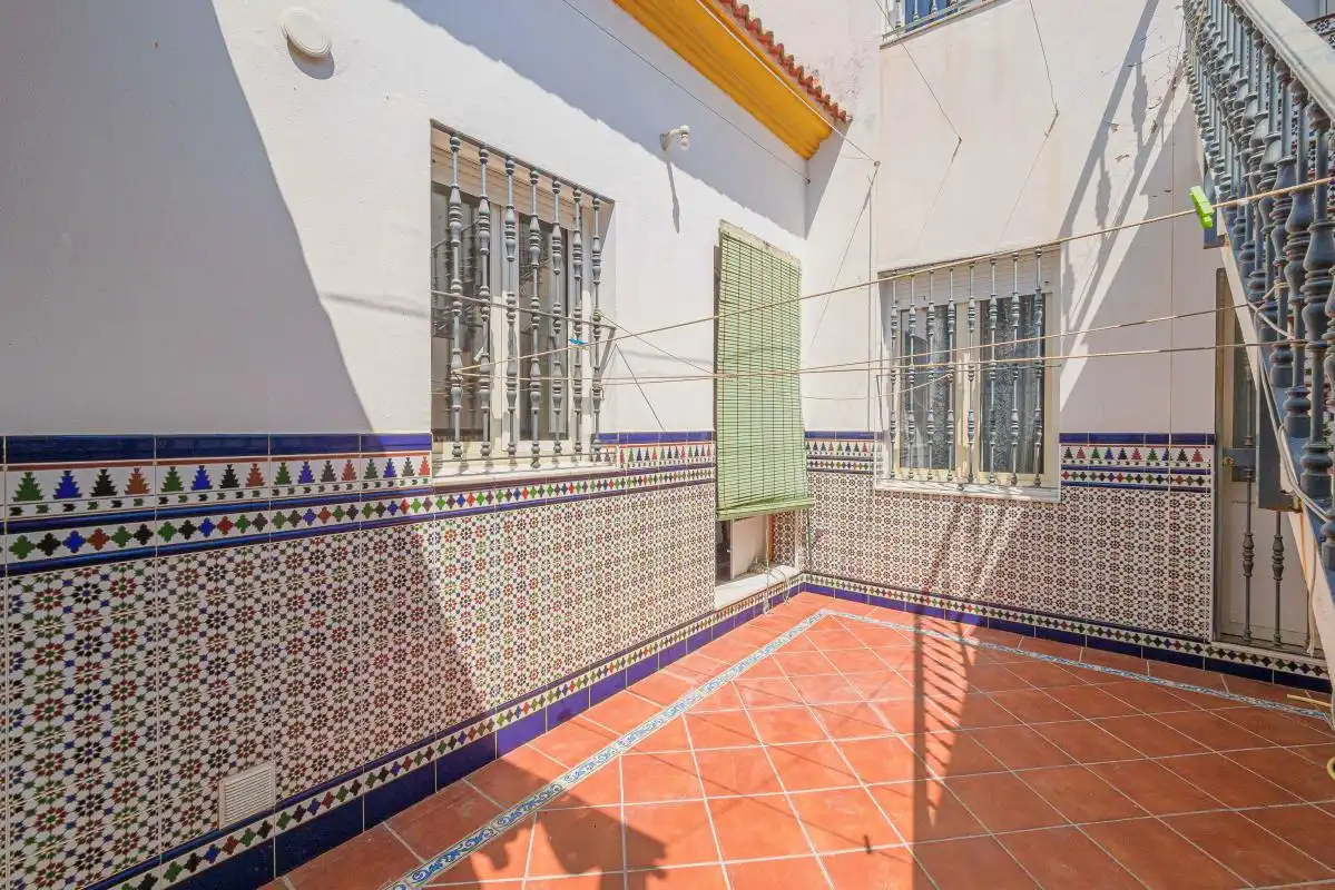 Vista exterior de Casa adosada en venda en Pilas amb Calefacció, Terrassa i Balcó