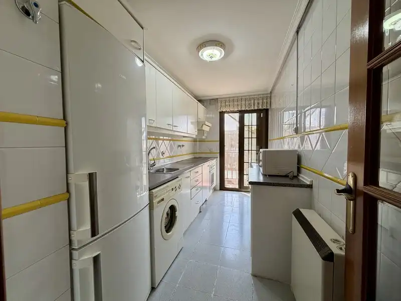 Cuina de Pis en venda en Madrid amb Aire condicionat, Calefacció i Jardí privat