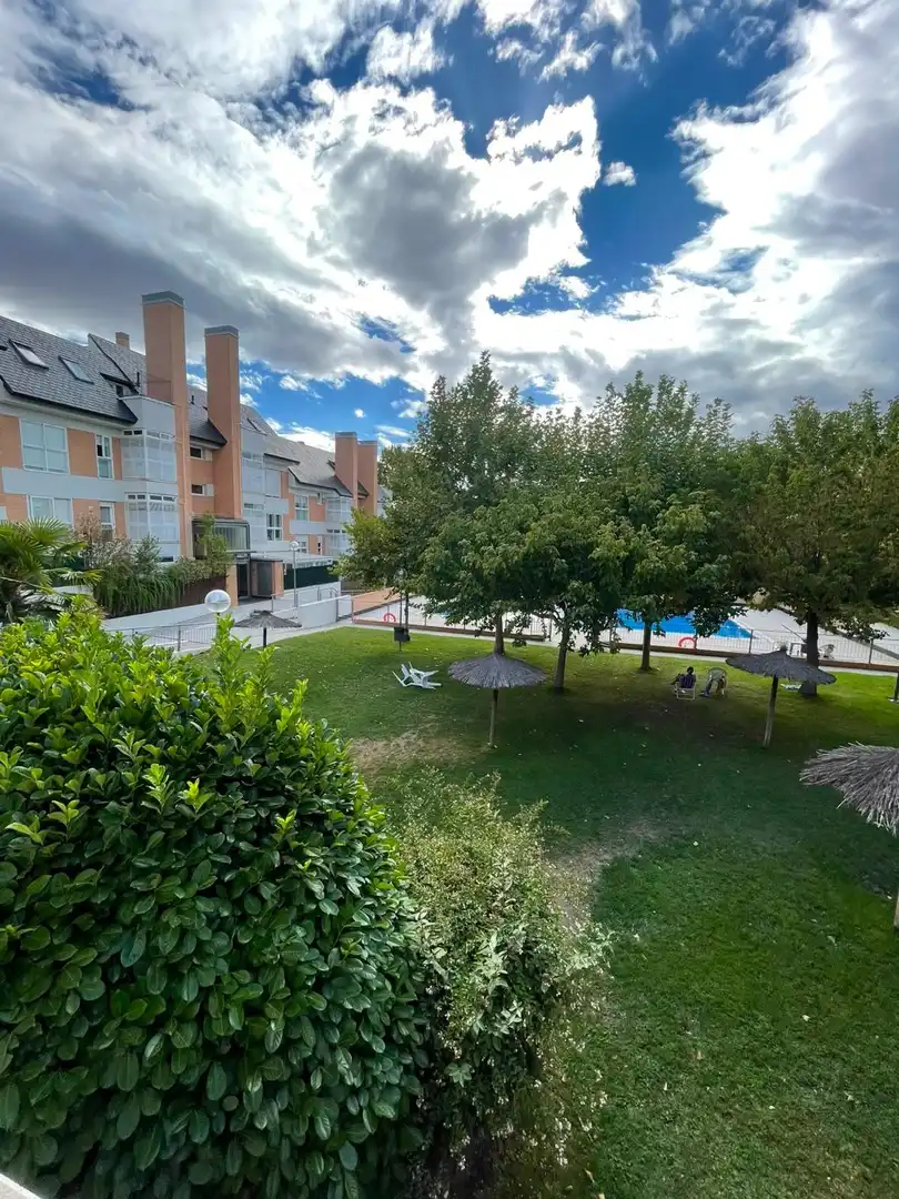 Außenansicht von Wohnung zur Miete in Las Rozas de Madrid mit Klimaanlage, Heizung und Terrasse