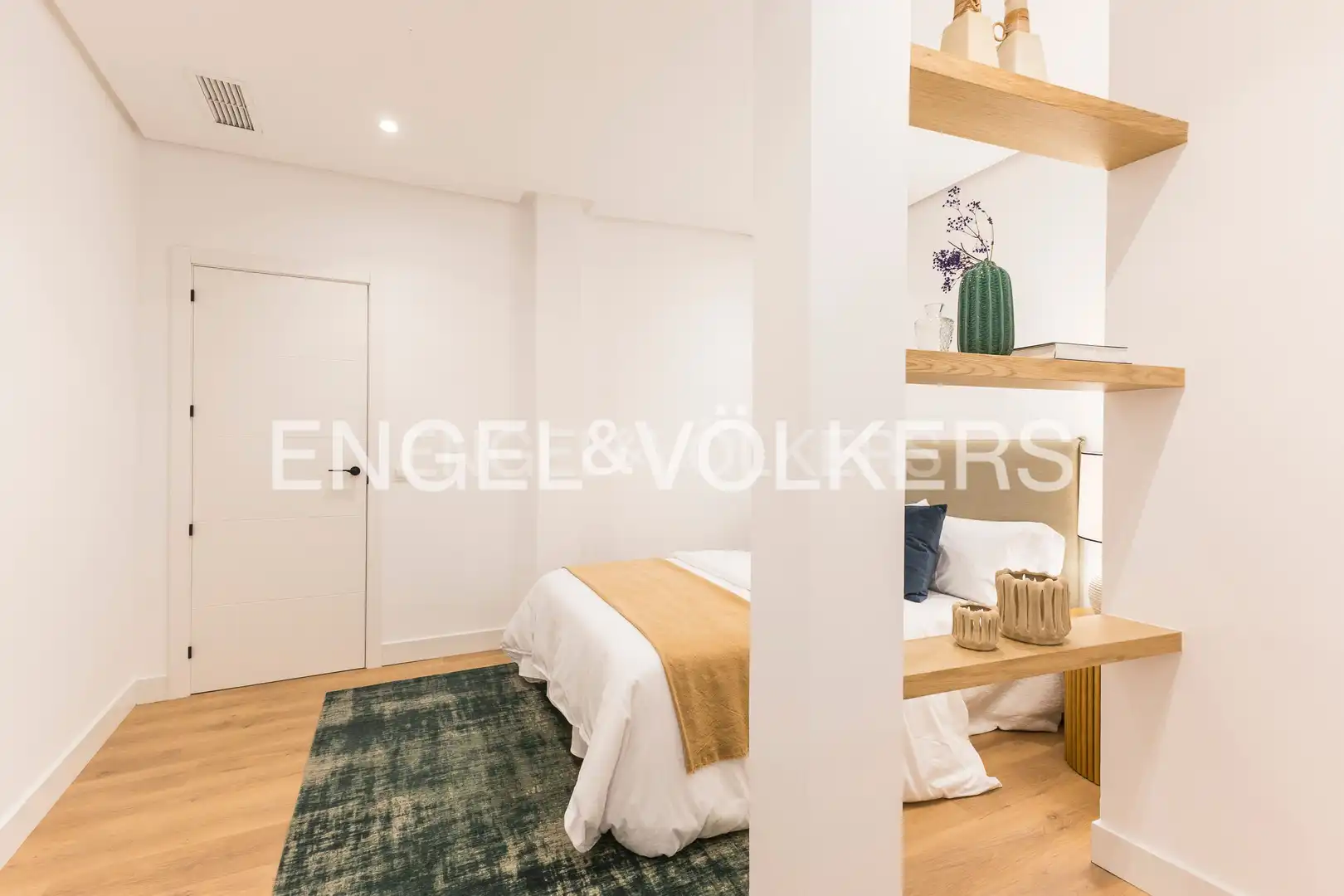 Bedroom of Flat for sale in Madrid  with Air Conditioner, Heating and Balcony