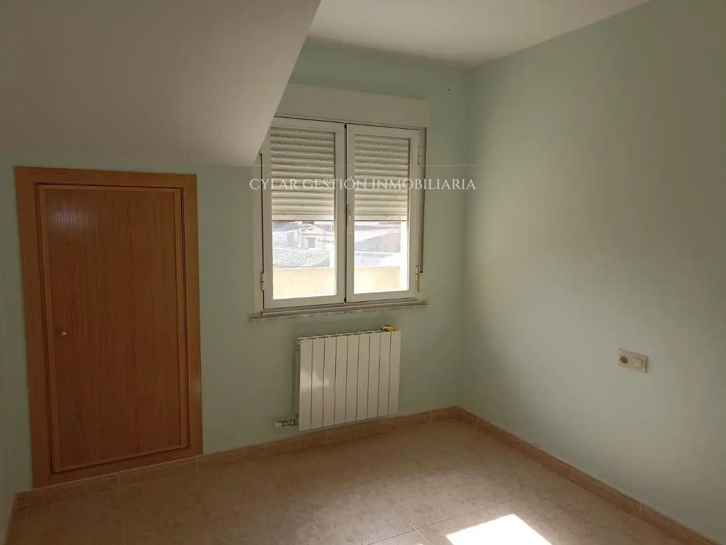 Habitación de Ático en venta en Mozárbez con Calefacción, Terraza y Balcón