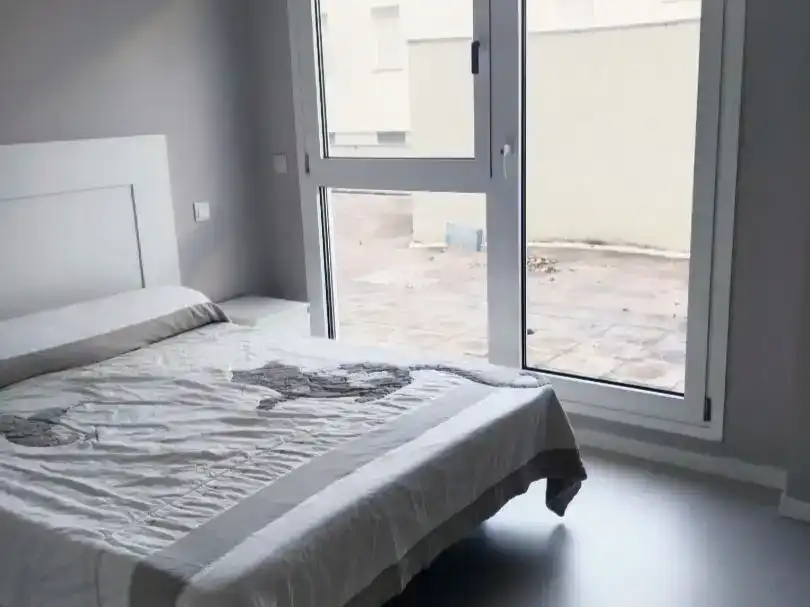 Schlafzimmer von Erdgeschoss zur Miete in Burgos Capital mit Klimaanlage