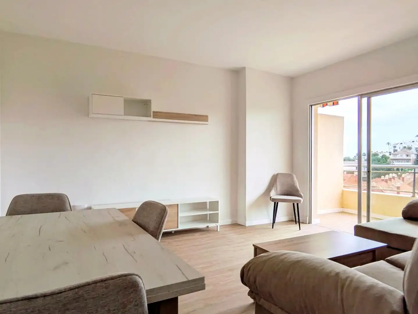 Living room of Flat for sale in Benalmádena  with Air Conditioner, Terrace and Furnished