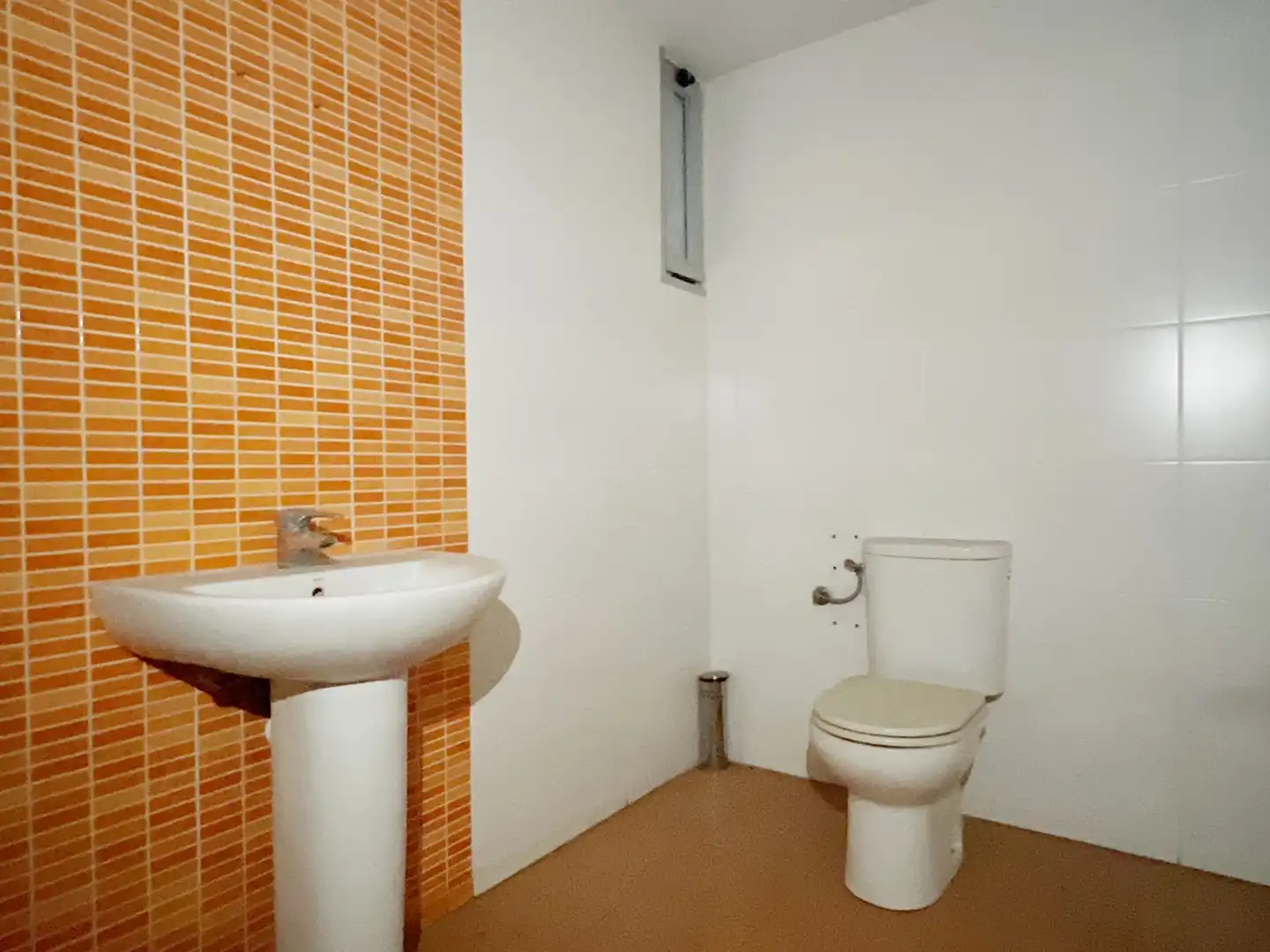 Baño de Oficina de alquiler en Valencia con Aire acondicionado, Calefacción y Trastero