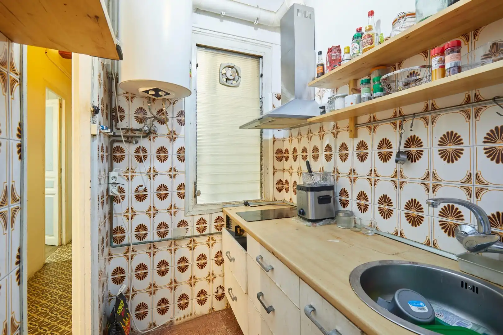 Küche von Wohnung zum Verkauf in Barcelona mit Abstellraum und Balkon