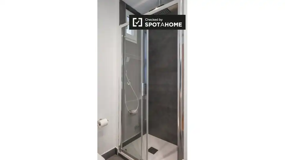 Bathroom of Flat for rent in Madrid  with Air Conditioner, Heating and Furnished