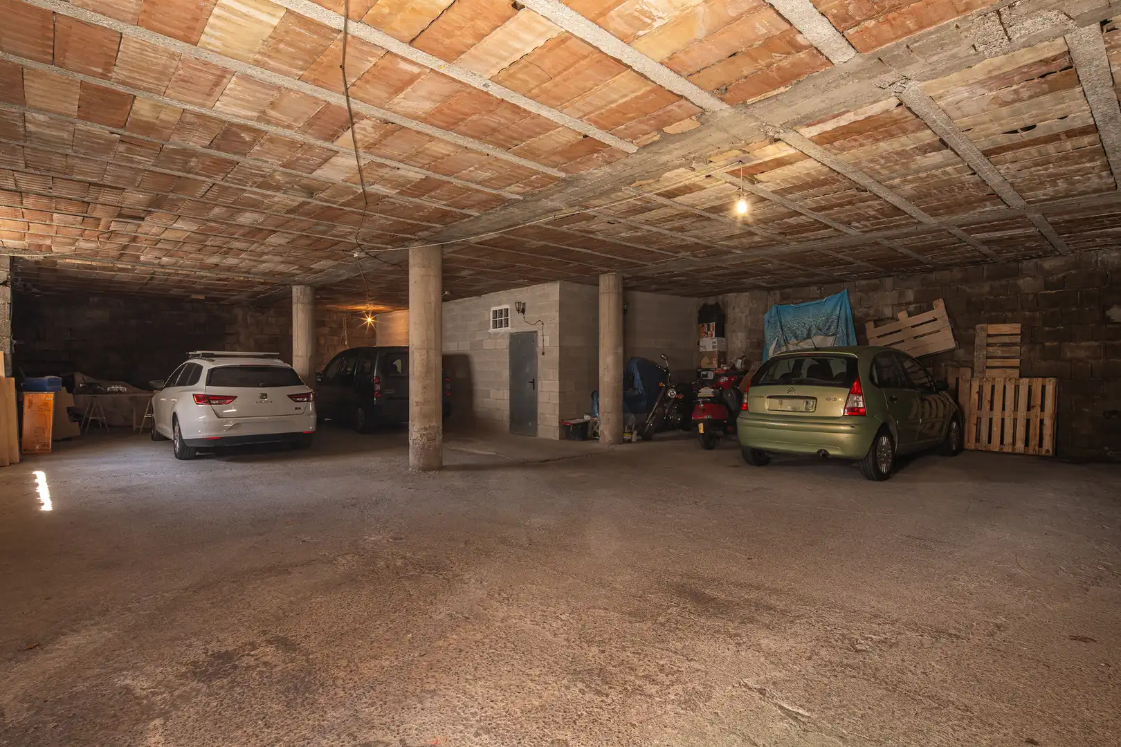 Parkplatz von Einfamilien-Reihenhaus zum Verkauf in Granada mit Klimaanlage, Privatgarten und Terrasse
