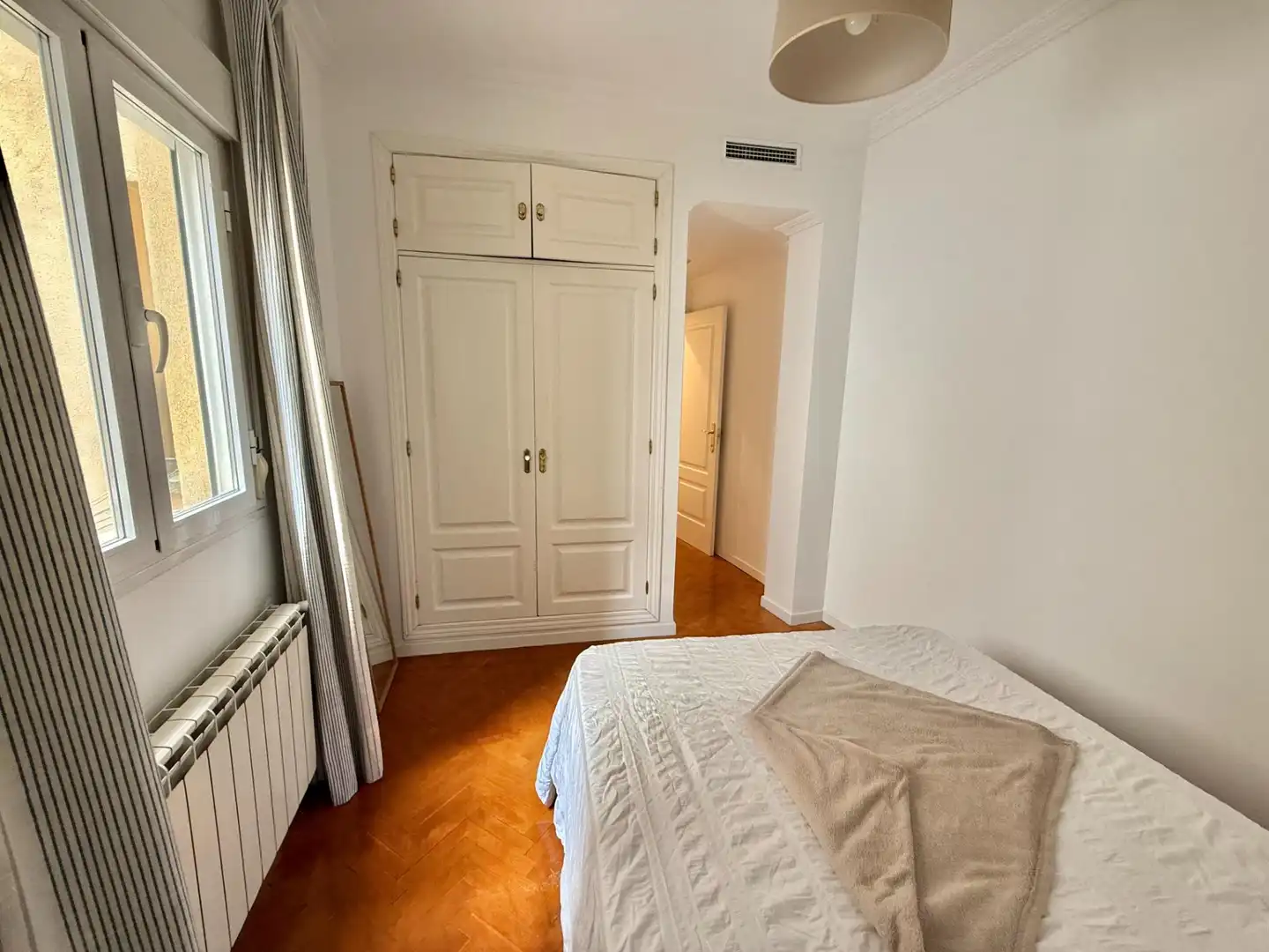 Schlafzimmer von Wohnung zur Miete in Madrid mit Heizung, Möbliert und Balkon