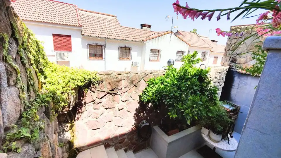 Terrasse von Einfamilien-Reihenhaus zum Verkauf in Las Ventas de Retamosa mit Klimaanlage, Heizung und Privatgarten
