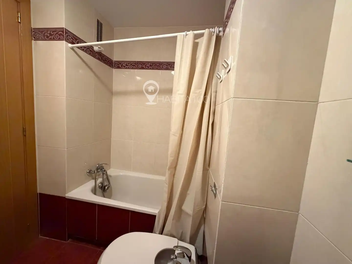 Baño de Piso para compartir en Cuenca con Calefacción, Terraza y Amueblado