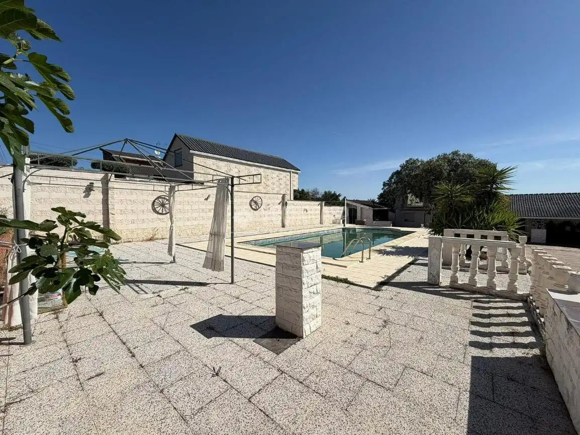 Vista exterior de Casa o xalet en venda en Villa del Prado amb Aire condicionat i Piscina