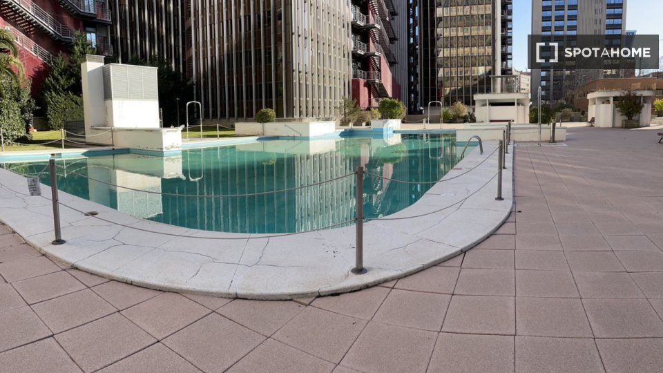 Swimming pool of Flat to rent in  Madrid Capital  with Air Conditioner, Heating and Furnished
