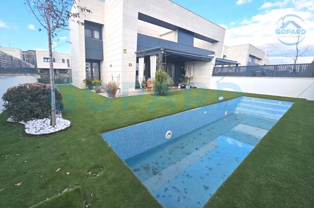 Casa adosada en Alquiler en Villanueva de la Cañada ciudad