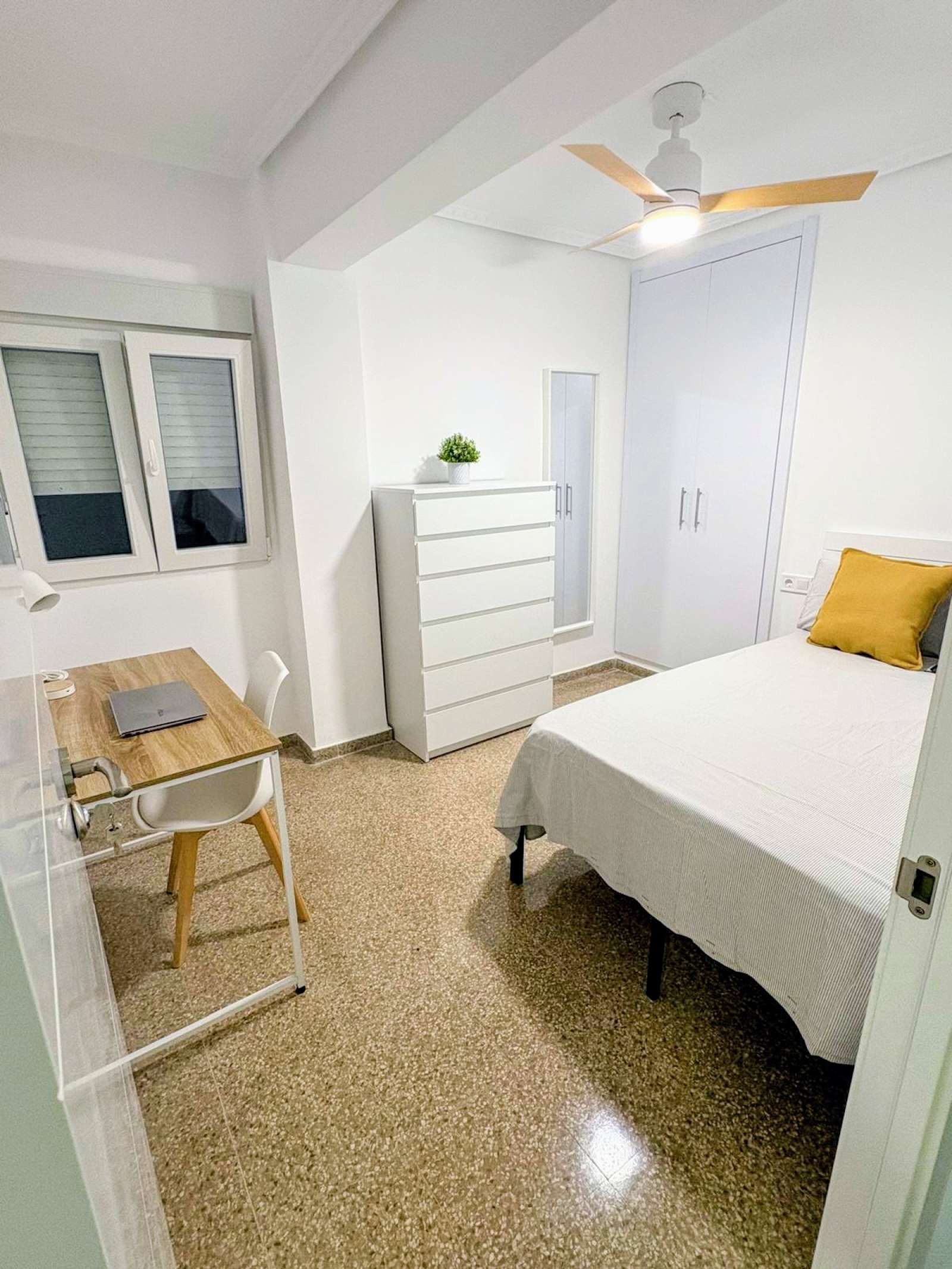 Bedroom of Flat to share in Catarroja  with Air Conditioner and Terrace